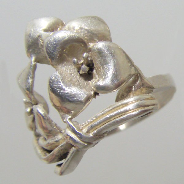(r1325)Anillo de plata motivo floral.